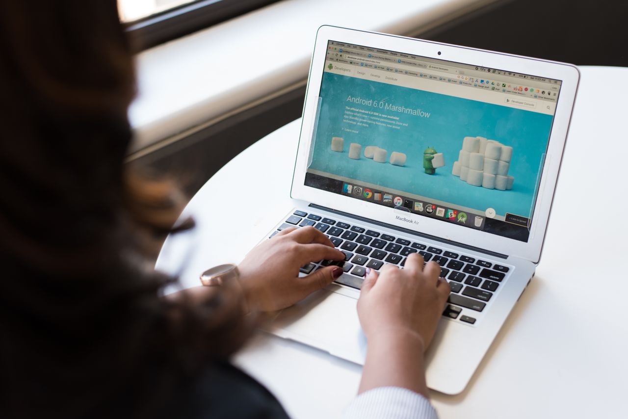 Businesswoman travaillant sur un ordinateur portable avec la page web Android 6.0 Marshmallow ouverte.